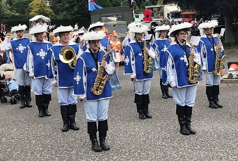 Link to the The Chesterfield Musketeers Showband website